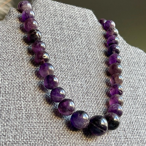 Vintage Graduated Purple Amethyst Beaded 15” Long Necklace with Barrel Clasp - Picture 9 of 15